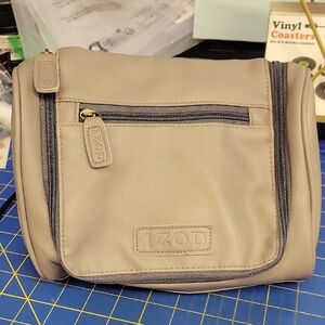 IZOD Gray/Brown Hanging Toiletry  Bag 4 Pockets 14 wide x 3.5 x 7 zip & 15 Unzip